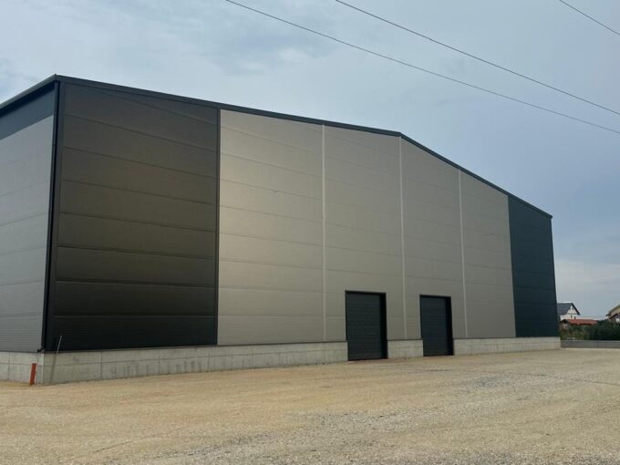 (IZDAVANJE) Hala 3.000 m², 2,7 ha, Ugrinovci, Zemun, Beograd, 5 €/m²