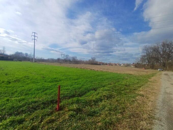 Plac 6 ari, Zvečka, Obrenovac, 13.500€